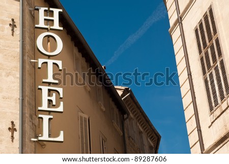 a white hotel sign