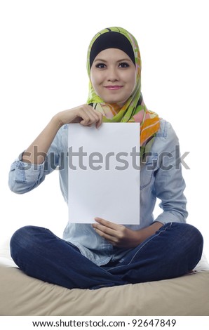 Beautiful young muslim woman seat and holding a blank paper