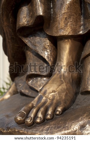 Detail in the foreground of the foot