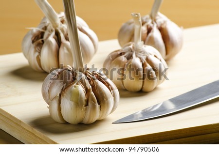 4 clusters of garlic on cutting board