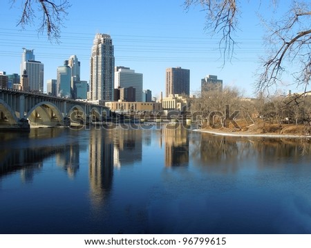 A picture of Minneapolis skyline in early spring