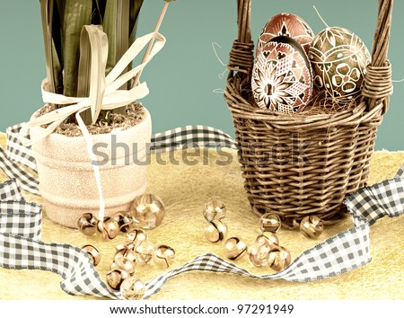 The basket with eggs and glass balls .