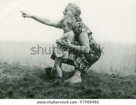 Vintage photo of mother and daughter (fifties)