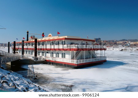       A picture of a showboat on the coast of river in St. Paul Minnesota Royalty-Free Stock Photo #9906124