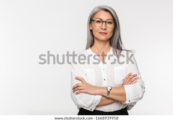 Imagen De Una Mujer Adulta Adulta Con El Pelo Gris Largo Y Lentes Y Ropa De Oficina Aislada 6018