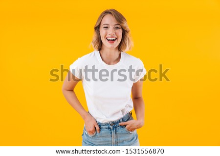 Blonde woman with yellow sunglasses in front of a rape field