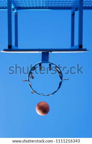 Bild einer Kugel neben einem Basketballkorb