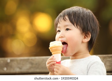 153,178 Young Boys Eating Images, Stock Photos & Vectors | Shutterstock