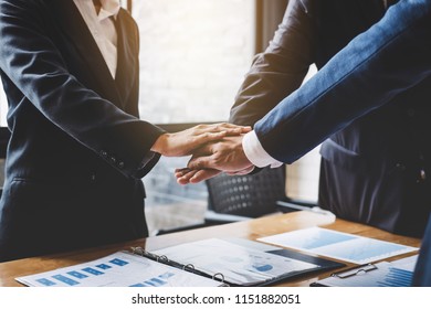 Bild von Geschäftsleuten, die sich während ihres Meetings, des Zusammenarbeitskonzepts, des Teamarbeitsprozesses und der besten Beziehung zusammenschließen und ihre Hände zusammenlegen.