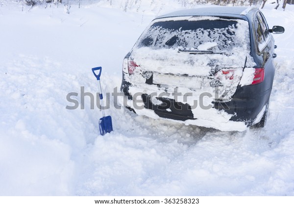 Image of Car stuck in snow\
