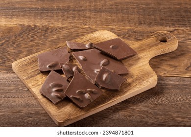 Image of couverture split chocolate with pistachio