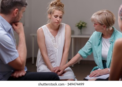 Image of domestic violence victim on therapy with support group