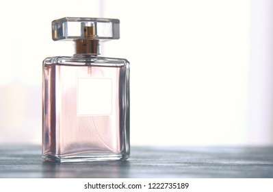 Tubería tono Nueve Image Elegant Perfume Bottle Back Light Foto de stock 1222735189 |  Shutterstock