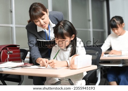 Image of a female student studying and a cram school instructor