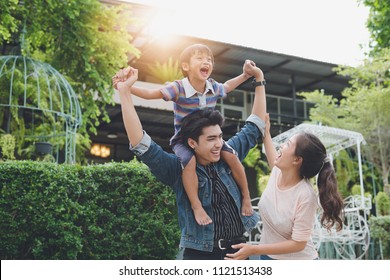 Image Of happy asian family Consisting of parents and children, Happy together for a holiday.