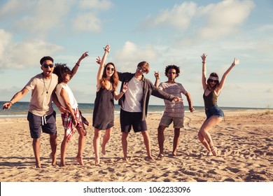 Image de jeunes couples heureux et amoureux amis marchant dehors sur la plage s'amusant. : photo de stock