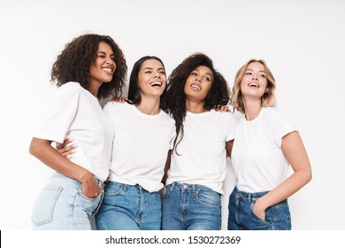 Bild einer fröhlichen jungen Frauen, die sich mit ihren multiethnischen Freunden einzeln auf weißem Hintergrund aufsetzen.