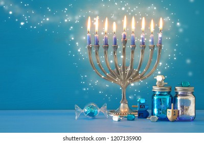 изображение еврейского праздника Ханука фон с меноры (традиционные канделябры) и свечи
