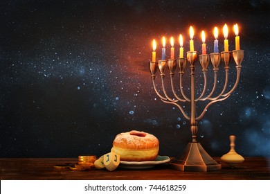 изображение еврейского праздника Ханука фон с менорой (традиционные канделябры) и горящими свечами