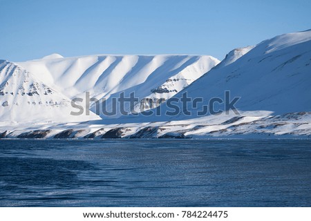 Image and landscape photo of the ice that covers Svalbard islands