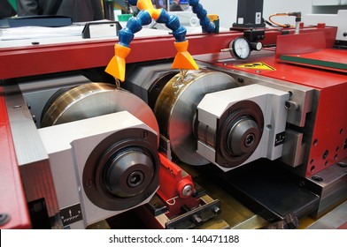 The image of a lathe for screw thread cutting