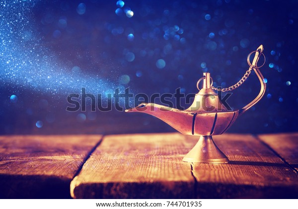 きらめく煙を持つ魔法のアラディンランプの画像 希望の灯 の写真素材 今すぐ編集