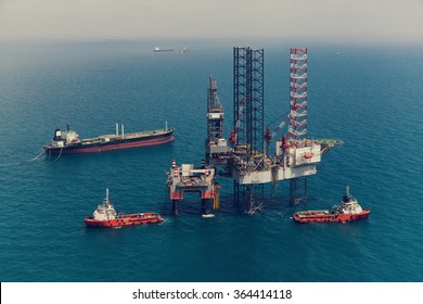 Image of oil platform while cloudless day(color tone)