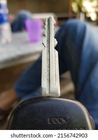 Image Of An Old Version Car Key