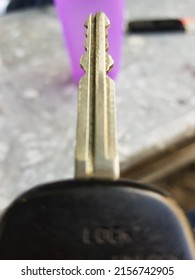 Image Of An Old Version Car Key