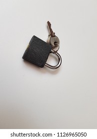 An image of Padlock and keys