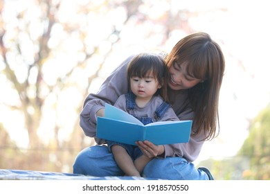 Image Of Parents And Children Reading