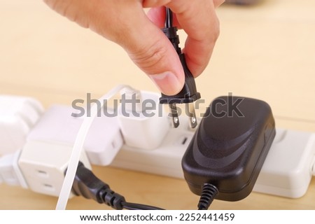 Image of plugging in or unplugging the power supply