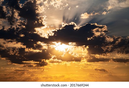 Image of sun rays shinning through clouds