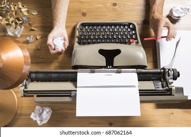 Image that portrays a writer who finds no inspiration to write / The writer's block - Powered by Shutterstock