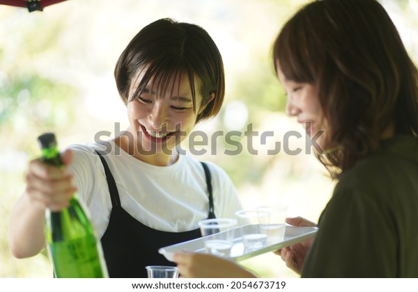 酒を飲む女性の画像 