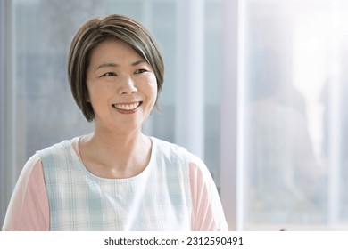 Images of Japanese middle-aged female childcare workers, housekeepers, housewives, etc. that could be used for mid-career or career change.