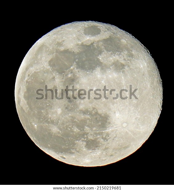 Immense moon during the full\
moon phase and the lunar craters clearly visible in the black\
sky
