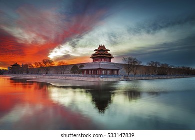 Imperial Palace over lake in the morning in Beijing,sunrise