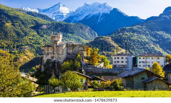 イタリア北部のアルプス山脈 美しい城の谷 バレダオスタ の写真素材 今すぐ編集