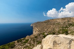 Los Impresionantes Acantilados De La Costa Occidental De Malta. Se Encuentran En El Punto Más Alto De Malta, A Unos 253 Metros Sobre El Nivel Del Mar. Las Vistas Son Impresionantes, Con Vistas A Los Pequeños Campos Escalonados Situados Más Abajo