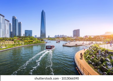 Incheon, South Korea - May 05, 2015: People Are Riding A Tourist Boat In Summer Of Korea At Central Park In Songdo District, Incheon South Korea.