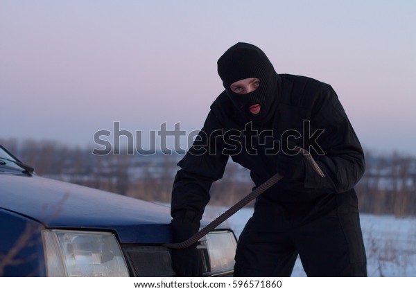 Incident-a crime\
the thief breaks into the car the trunk under the hood in the night\
and steals the battery. auto\
theft