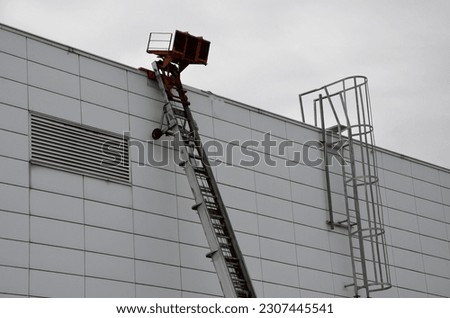 inclined lift, transport and lifting equipment on every construction site. Among the main advantages are the easy transport of material to the roof, a bent ladder with a winch