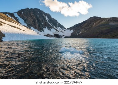 Incredible Nature View In Northern Canada During Summer Time With Ice Bergs And Glacial Lake. 