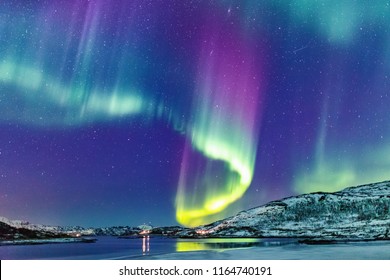 Incrível atividade da Aurora Boreal da aurora boreal acima da costa na Noruega
