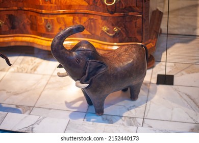 454 Elephant bench Stock Photos, Images & Photography | Shutterstock