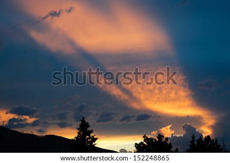 Similar – Unglaublich schöne Wolke Formationen und Farben in den Himmel, Sonnenuntergang.