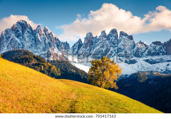 ガイスラーやオードル ドロミーツ グループの前にある サンタ マグダレナの村の丘の素晴らしい景色 イタリア ヨーロッパ ドロマイトアルプスのカラフルな秋の風景 自然のコンセプト背景に美しさ の写真素材 今すぐ編集