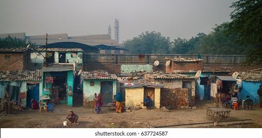 India, Delhi - Dec 28, 2015: Poor Simple Lives Of Ordinary People. Open Everyday Life Of Residential Community, Practical Bloodline (caste, Clan) In Big City Conditions And Environment. A Great Sketch