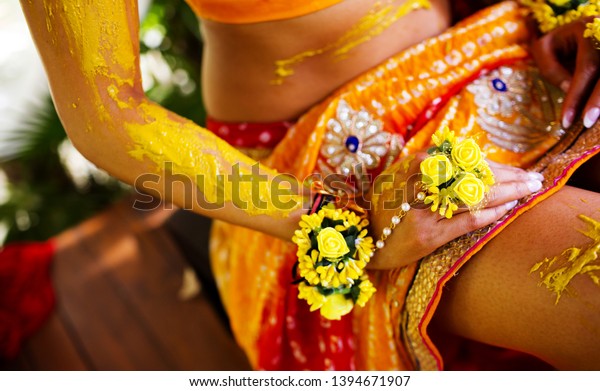 indian-bridal-ubtan-haldi-pasting-600w-1394671907.jpg